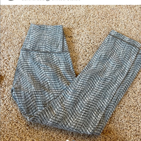 High rise Lululemon leggings w pattern - Picture 2 of 2